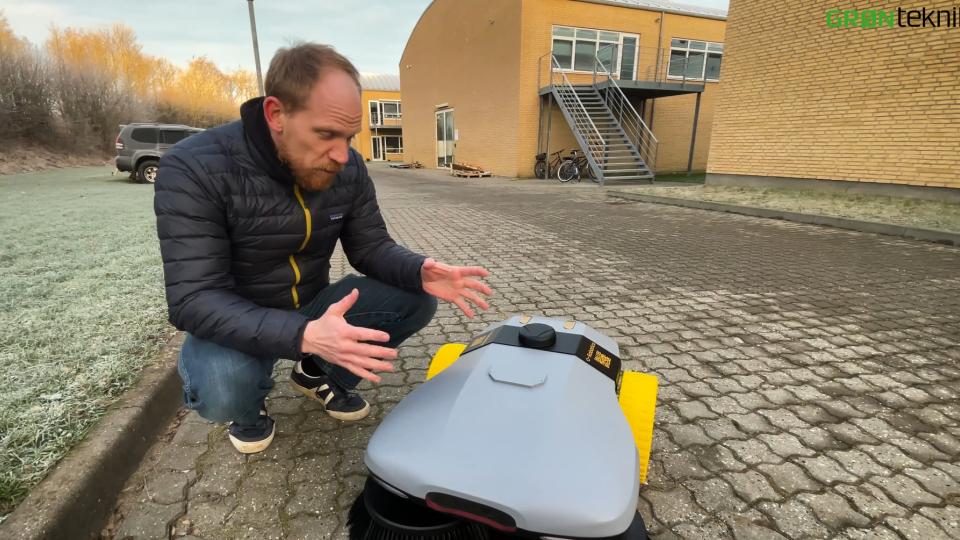 Alf har opfundet en robot til vedligehold af belagte arealer